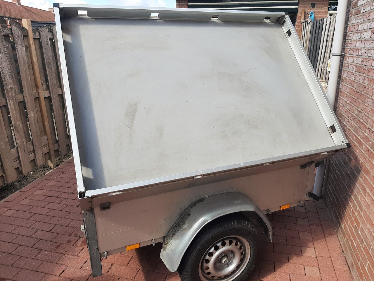 Te koop nette mooie aanhanger gesloten met klep
