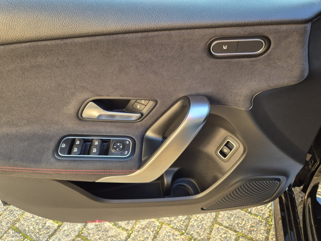 Mercedes-Benz A-Klasse 200 business solution amg