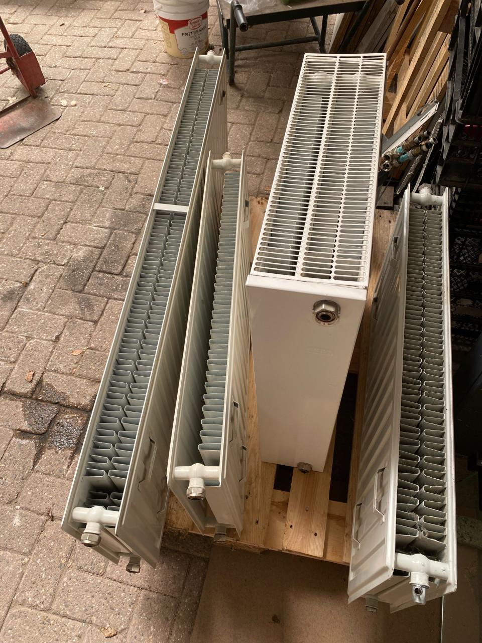 4 Radiatoren inclusief bevestigingsmaterialen