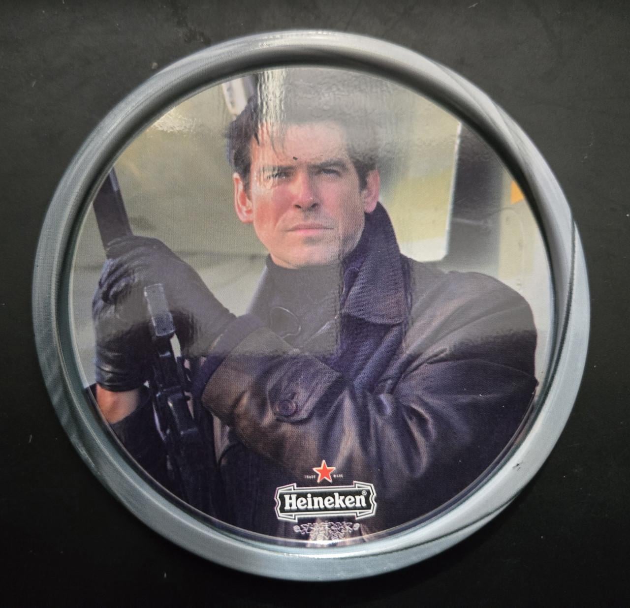 Blik met 9 bierviltjes van Heineken James Bond "Tomorrow Never Dies