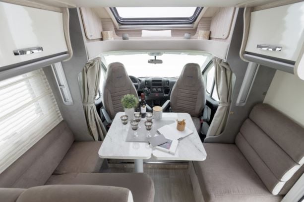 TE KOOP: Prachtige half-integraal camper, als nieuw!