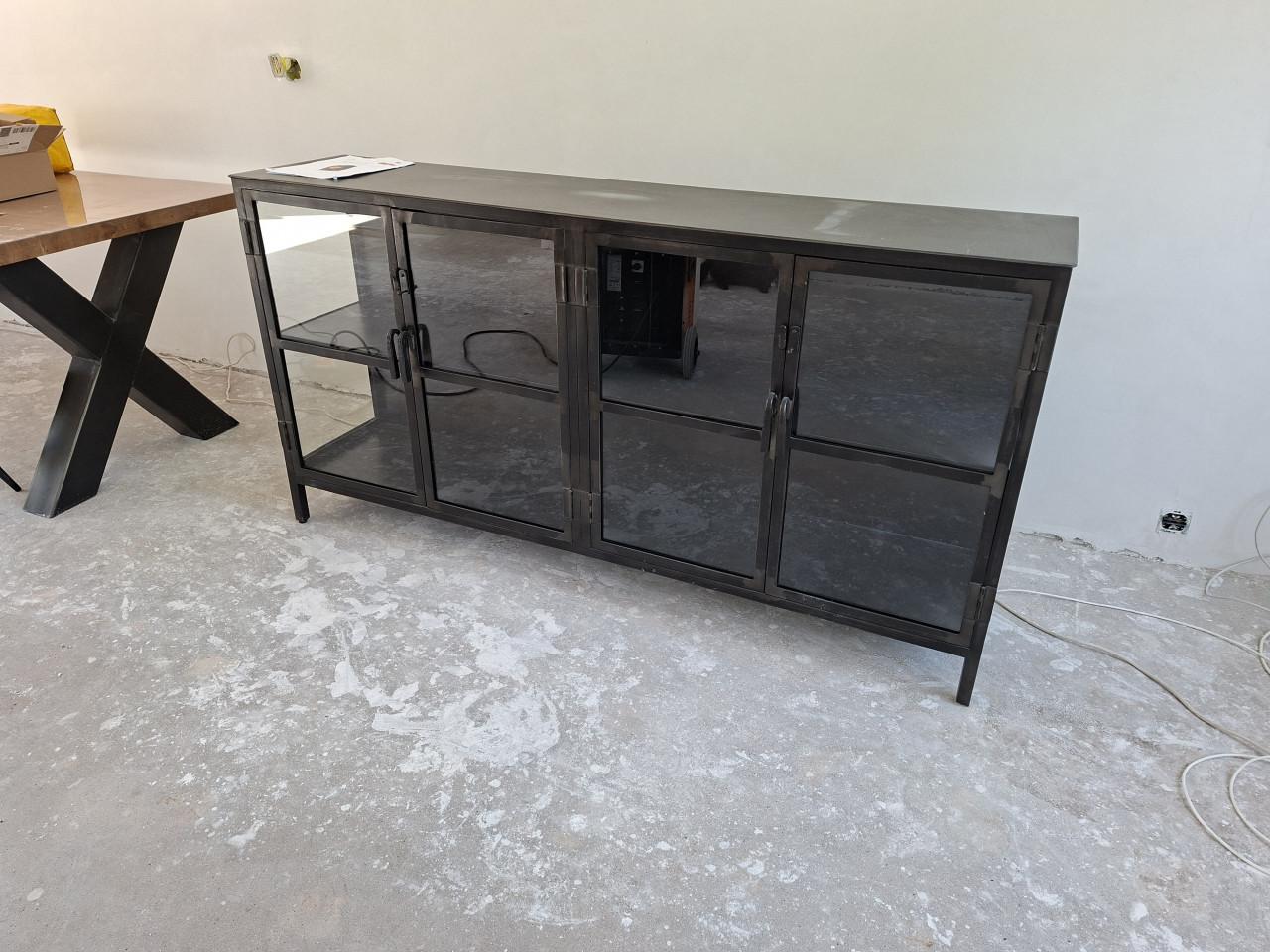 Industrieel dressoir, glas en staal