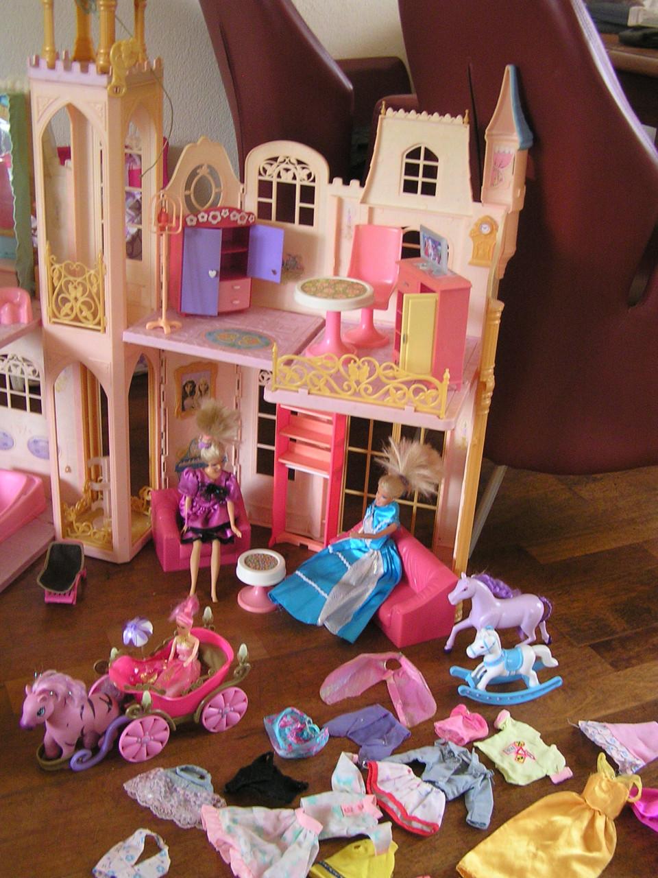 BARBIE/POPPEN KASTEEL MET BABIE EN ACCESOIRES