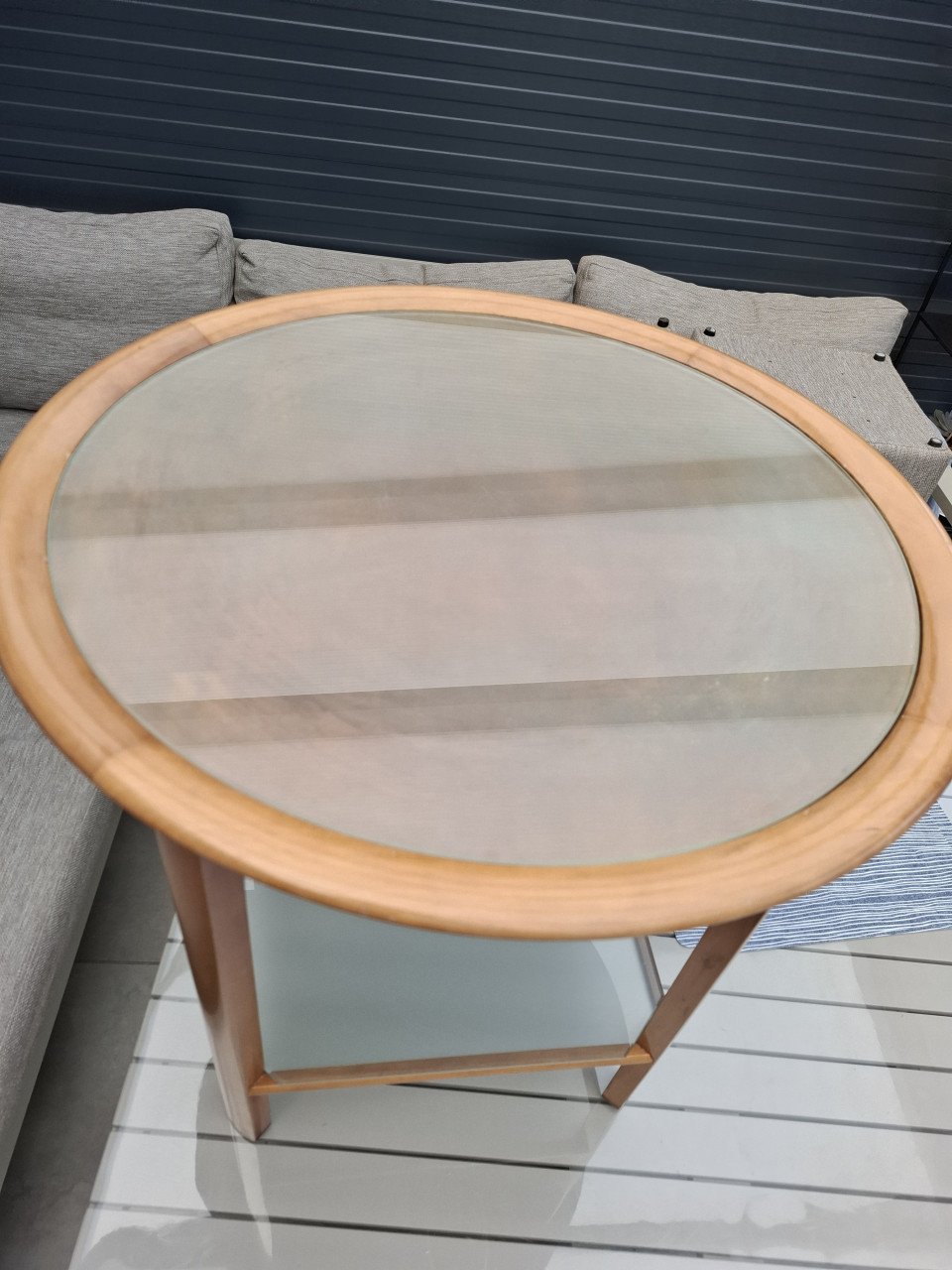 Design bijzettafeltje met melkglas Giorgetti