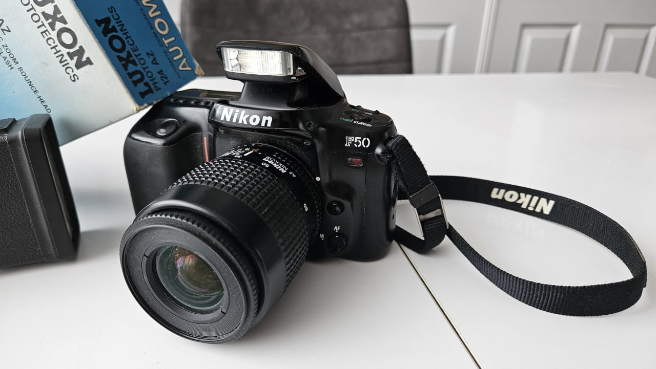 Nikon F50 analoge camera met lens + flitser + filmrolletje