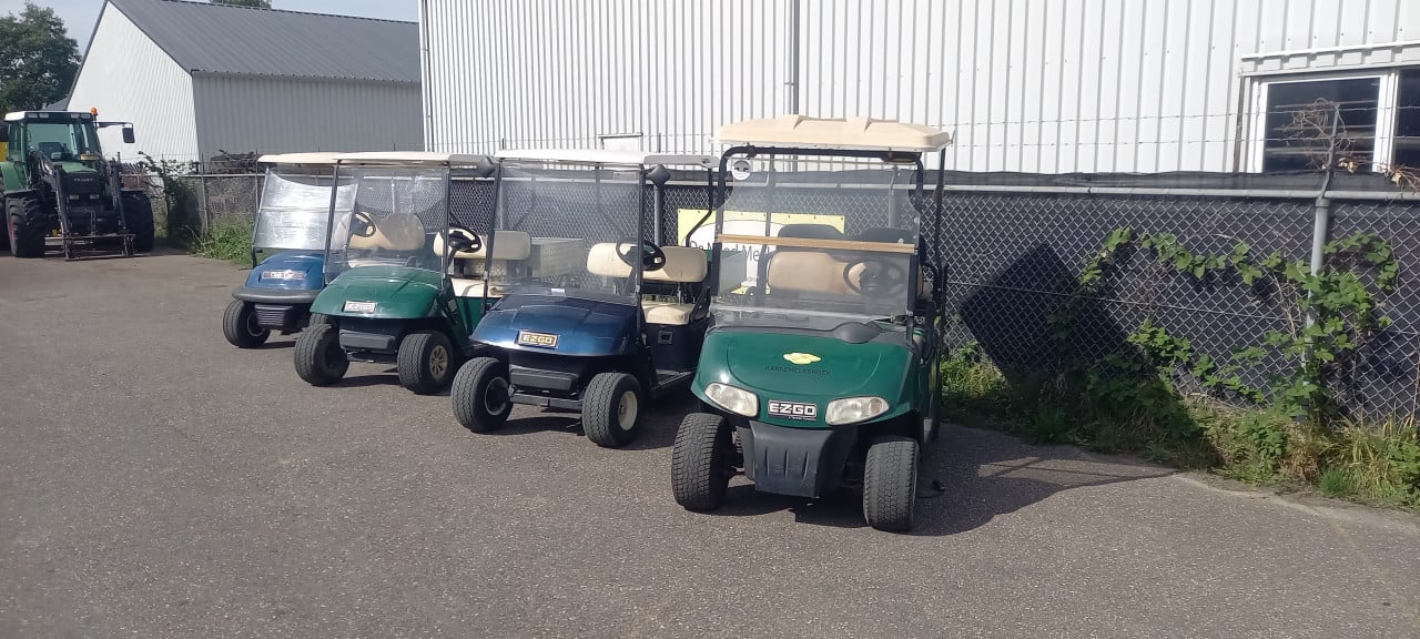 4 x Golfkar met laadbak.