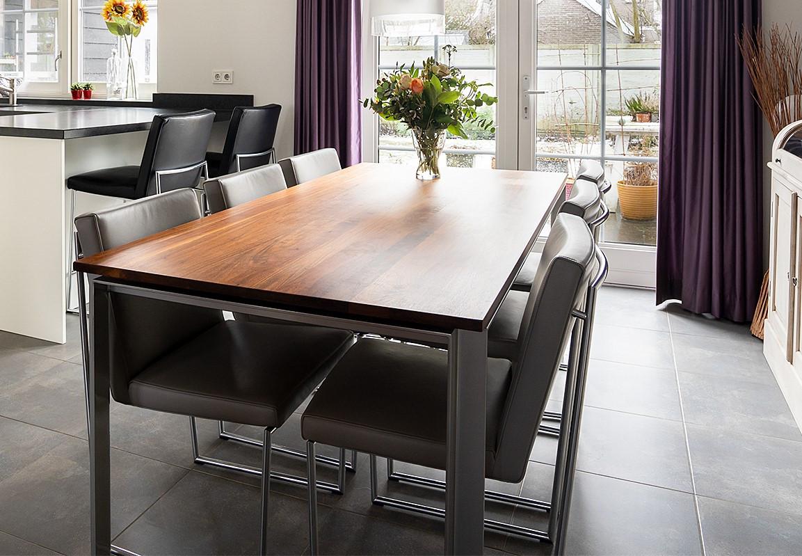 Eettafel, Amerikaans notenhouten blad, onderstel metaal.