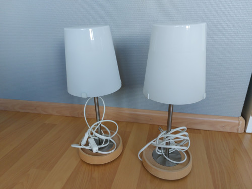 Twee tafellampen +/- 25cm hoog (glas)
