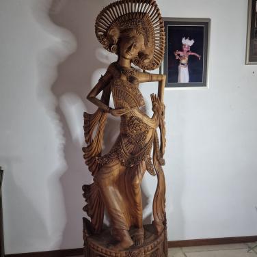 Massief houten beeld uit Bali met prachtig verfijnd houtsnijwerk