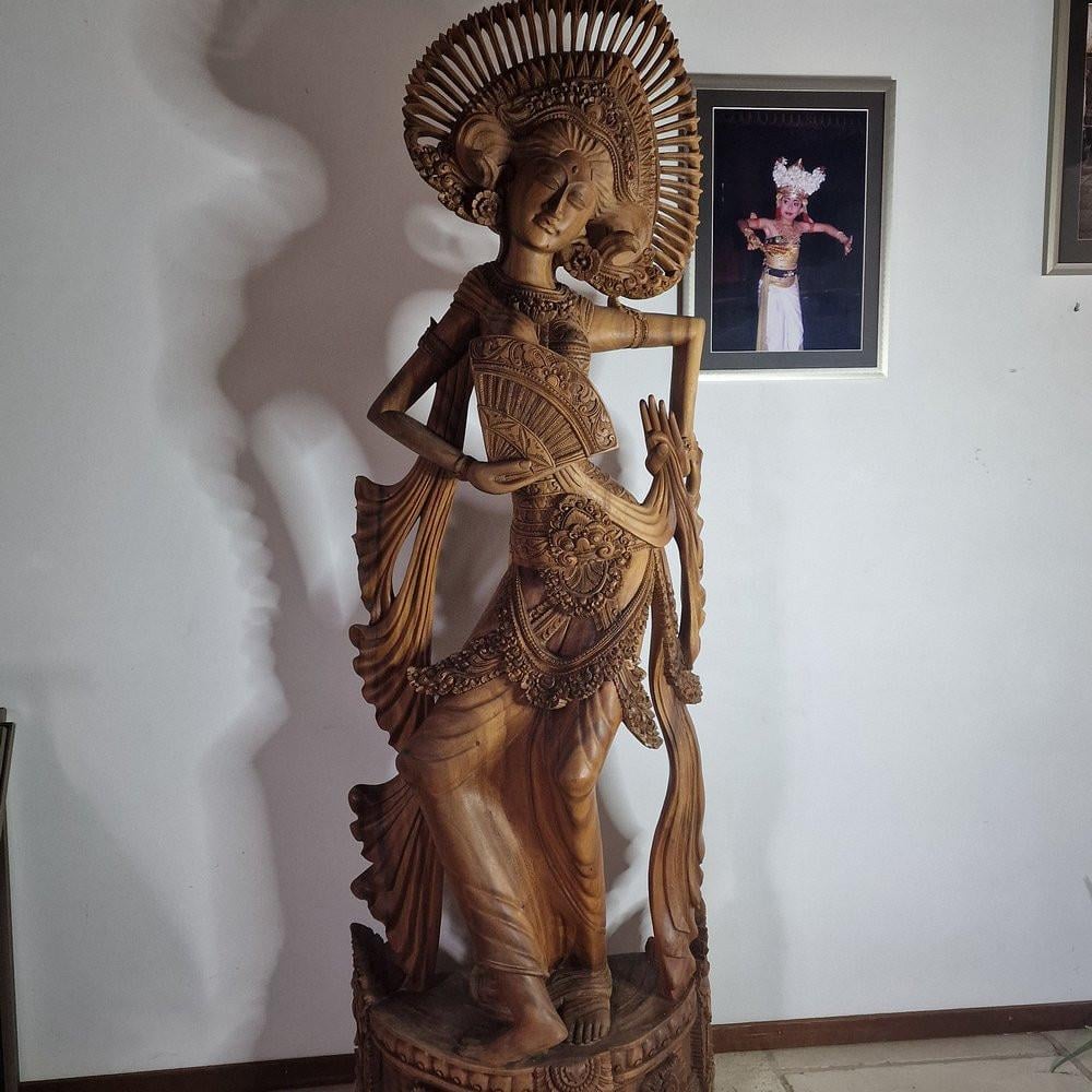 Massief houten beeld uit Bali met prachtig verfijnd houtsnijwerk