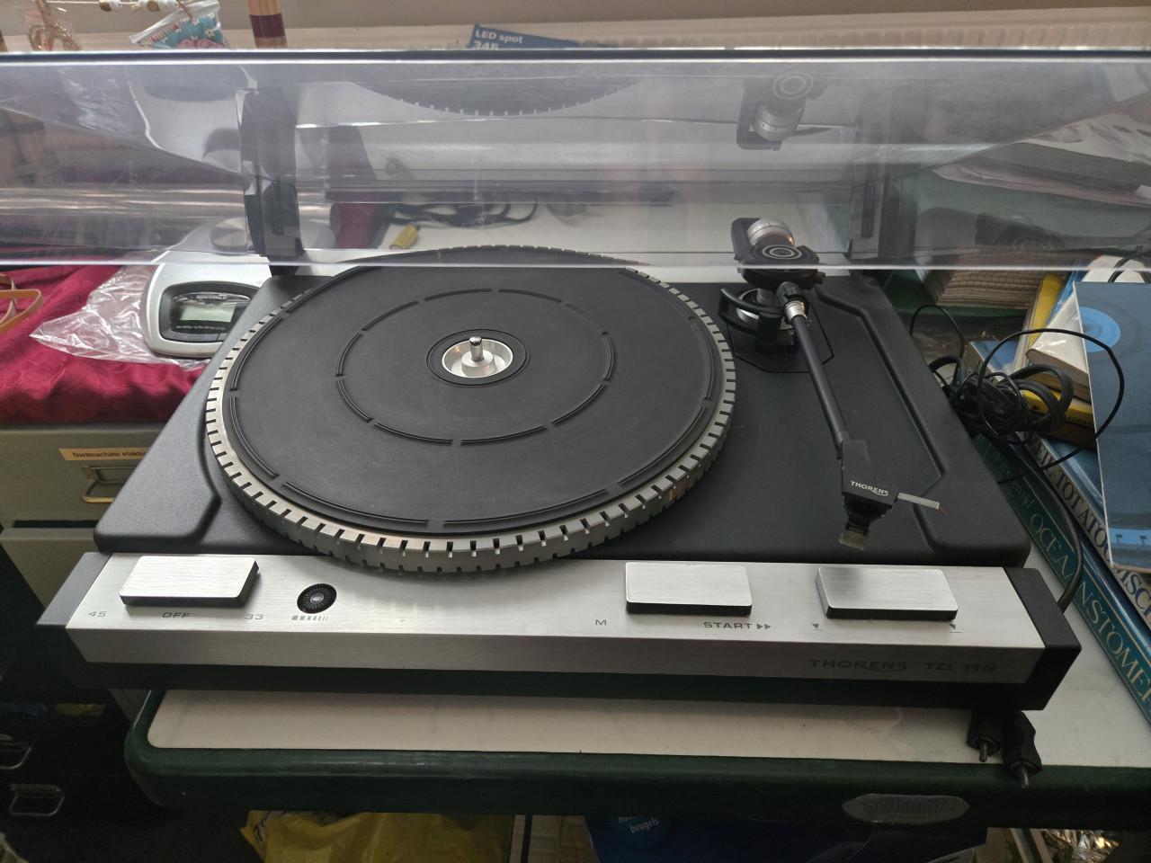 Thorens TD 115 semi-automatische draaitafel.
