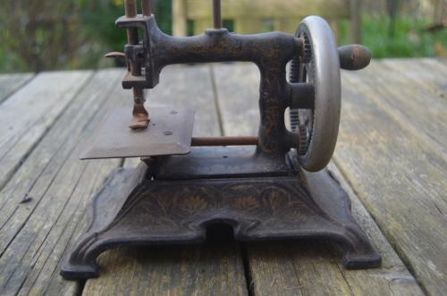 Antiek speelgoed naaimachientje