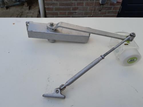 Deurdranger, merk NHN Daihatsu Japan. Demping Instelbaar.