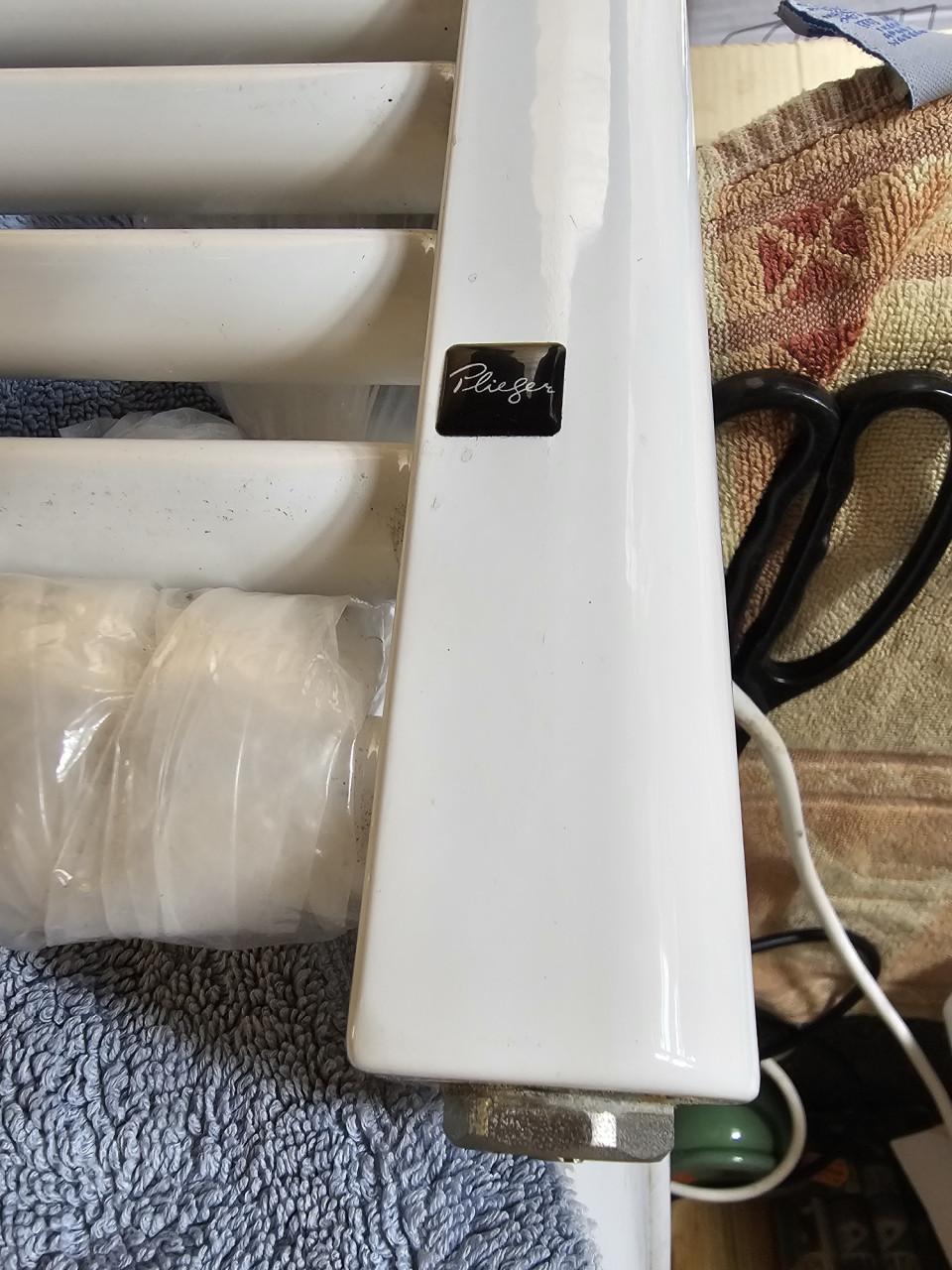 Plieger Elektrische Handdoekradiator, met thermostaat.