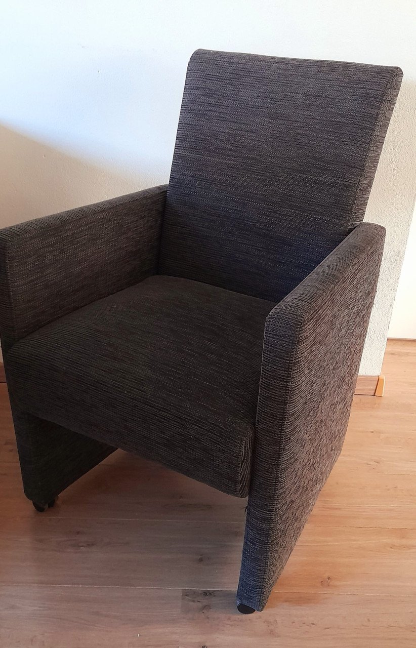 4 eetkamerstoelen gratis af te halen