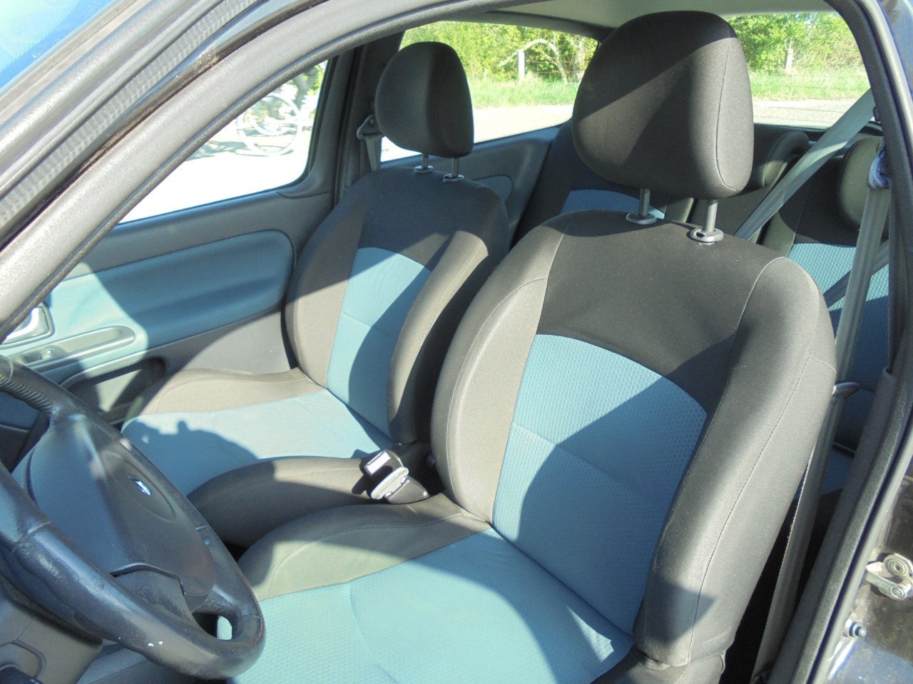 Clio 1.2-16V Zwart Metallic apk januari 2026 met N.A.P Airco ijskoud € 1850