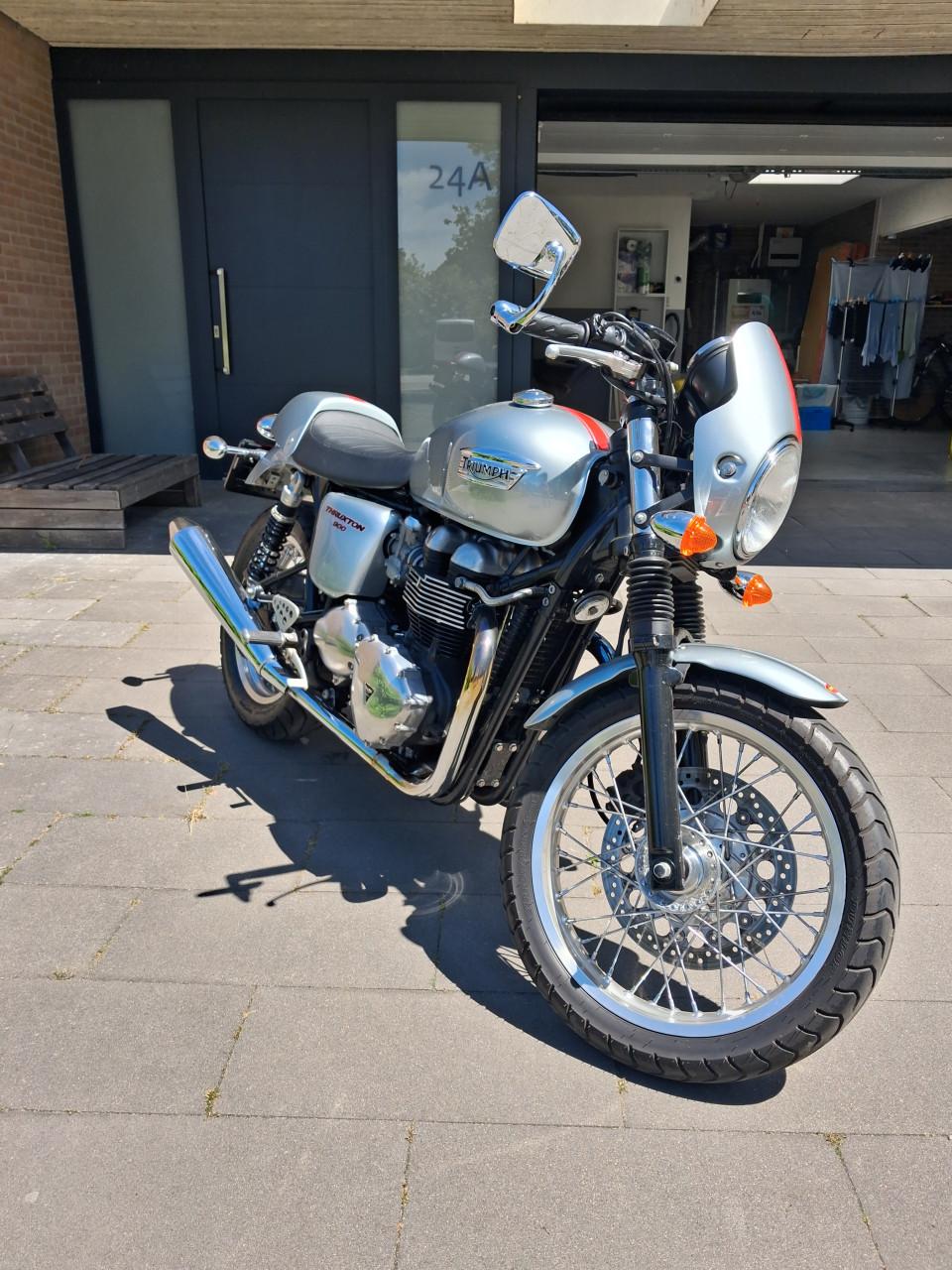 Truimph Thruxton 900