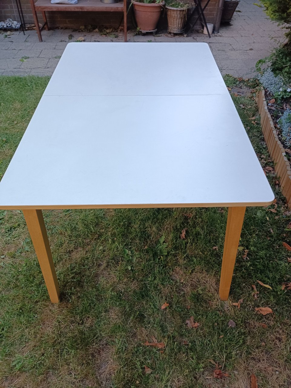 Uitschuifbare eettafel van 140 x 90 cm tot 233 x 90 cm.