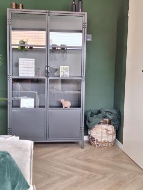 Te koop: zwarte, metalen vitrinekast!