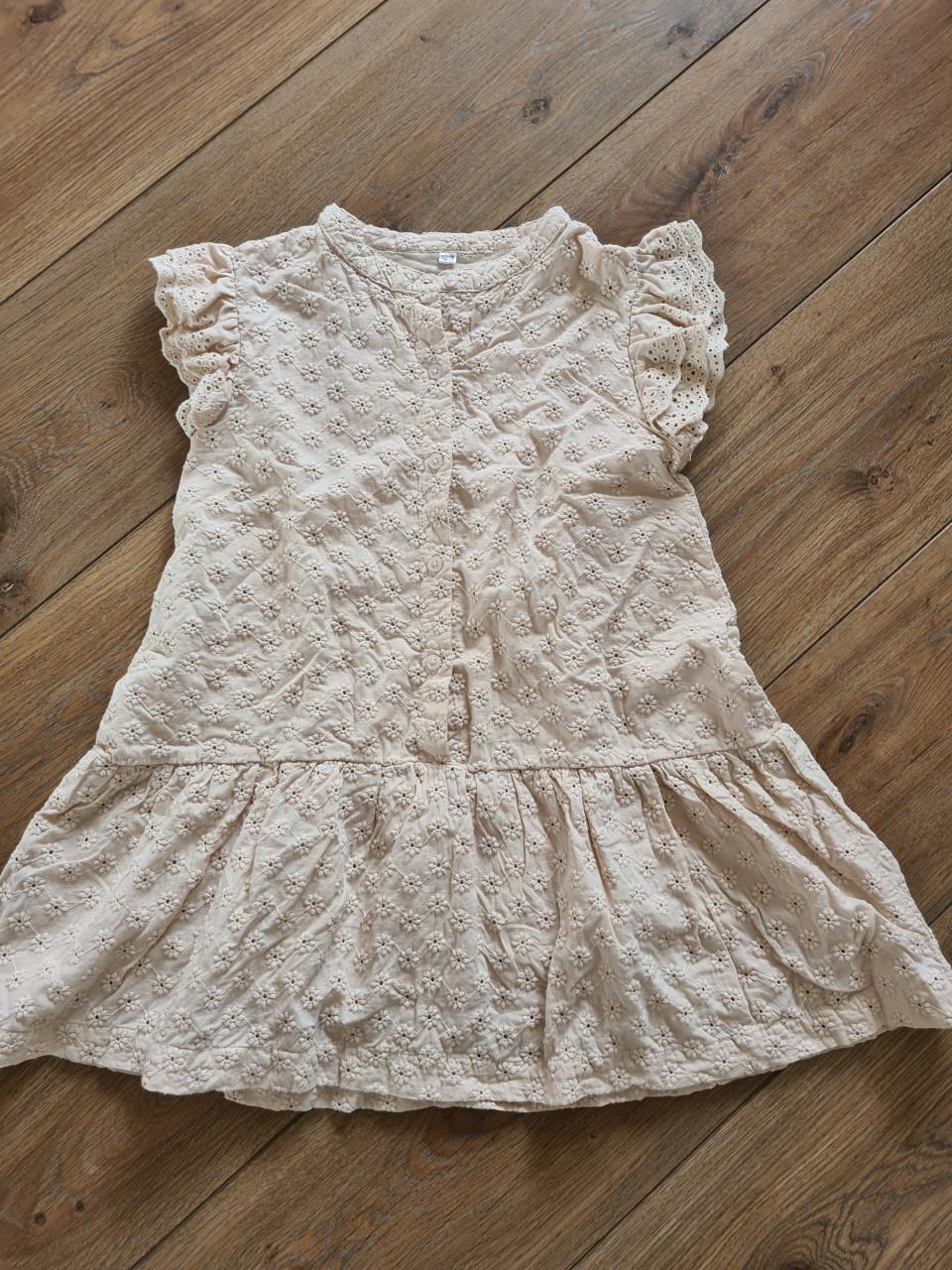 Ecru , beige broderie jurkje met roezelsvan Zeeman  Maat 122-128