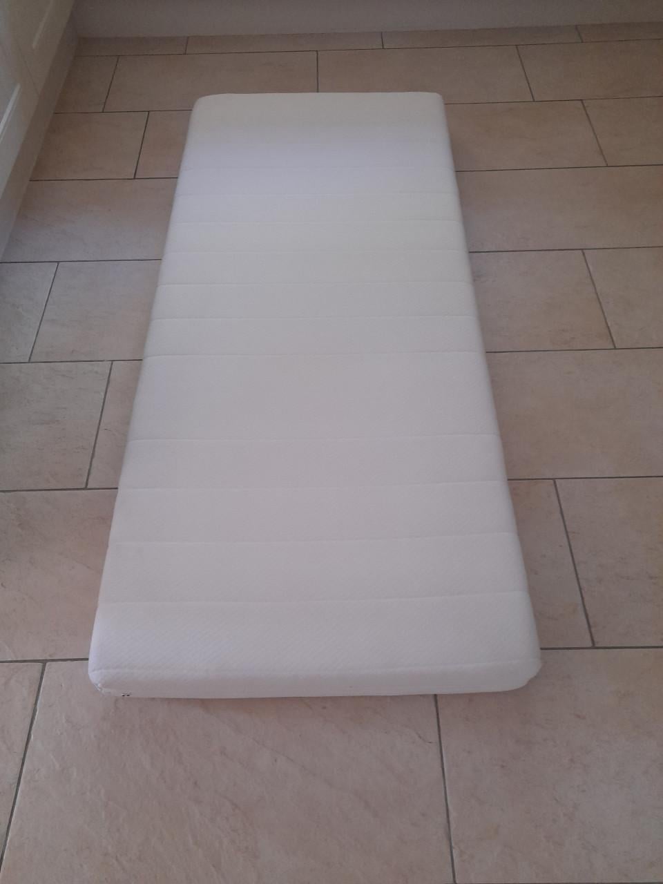 Peuter bed  met lade en met net  matras (in goede nette staat ) 70 x 160