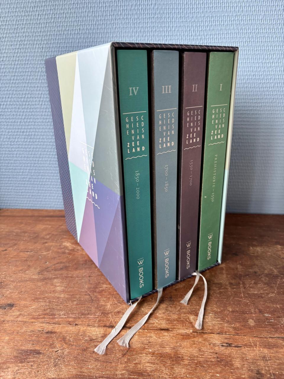 Complete set van 4 boeken over de Geschiedenis van Zeeland in cassette