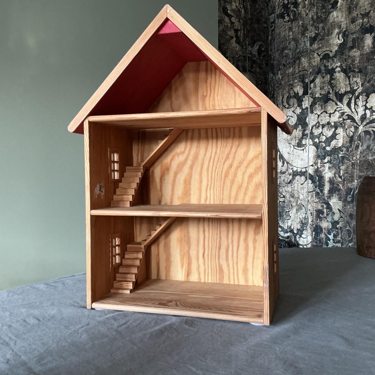 Poppenhuis met houten meubeltjes en accessoires
