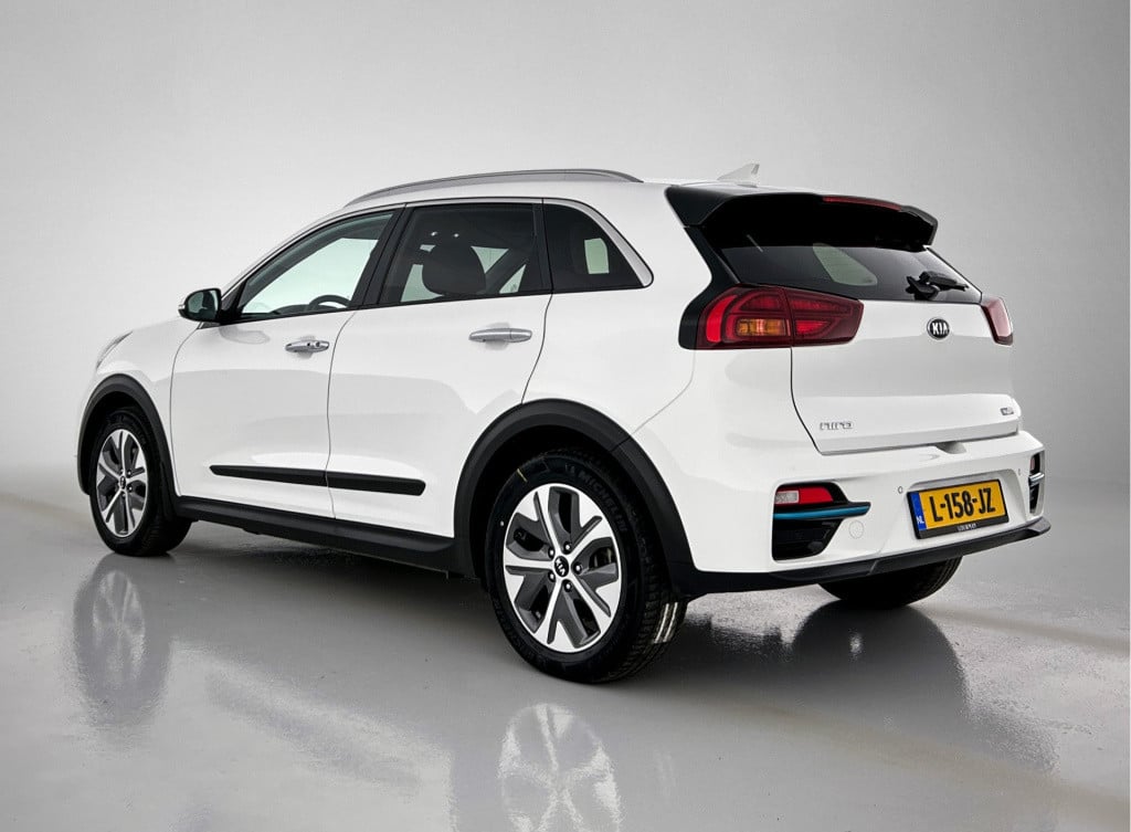 Kia E-niro executiveline 64 kwh | schuif-/kanteldak | 3-fase | jbl | stoelk