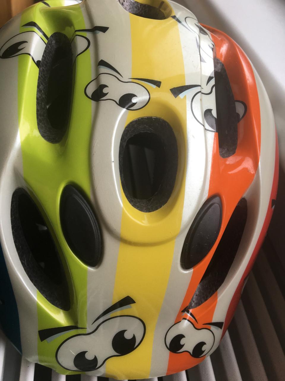 Degelijke Zijwieltjes en AGU Fietshelm Kind