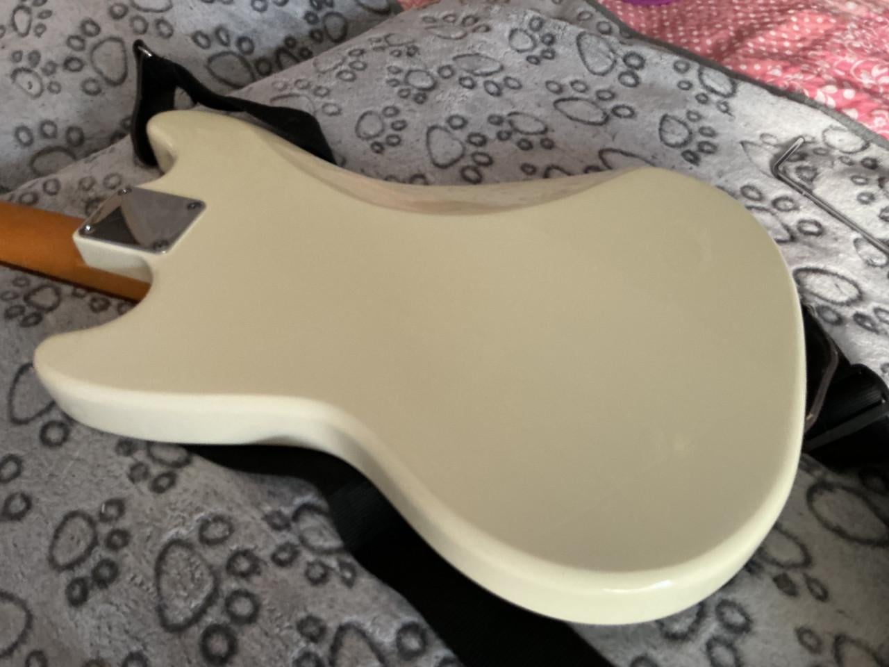 Mustang gitaar HB Artic white pearl  58 cm.Mensuur