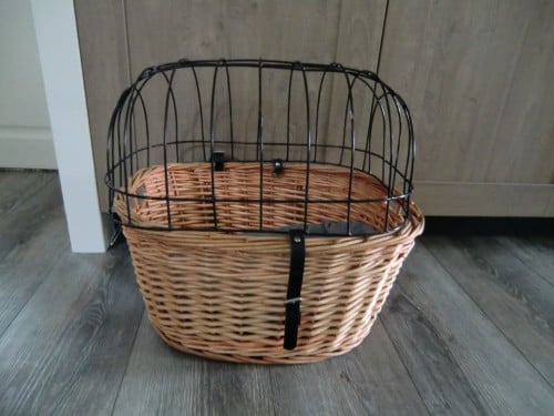Hondenfietsmand met korf voorop