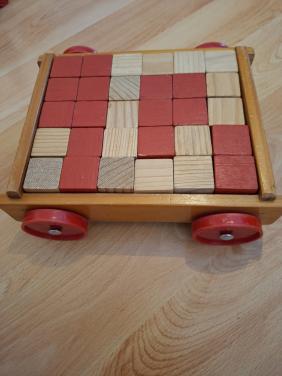 Houten blokkendoos met wieltjes