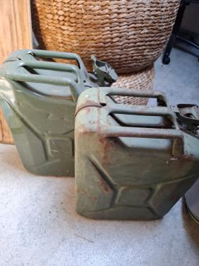 2 oude vintage jerrycans