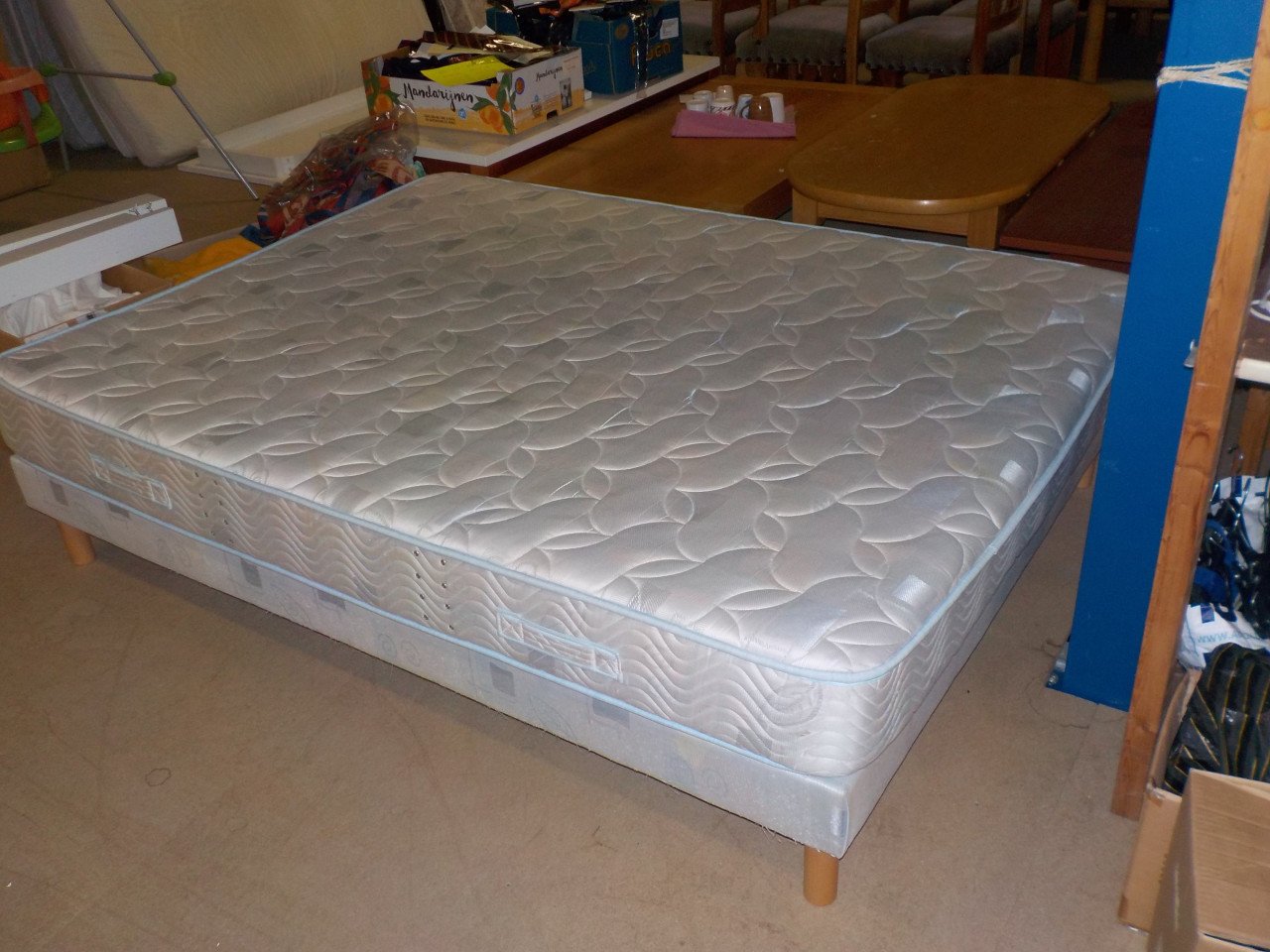 Boxspring op poten 190 x 140 cm met matras in goede staat