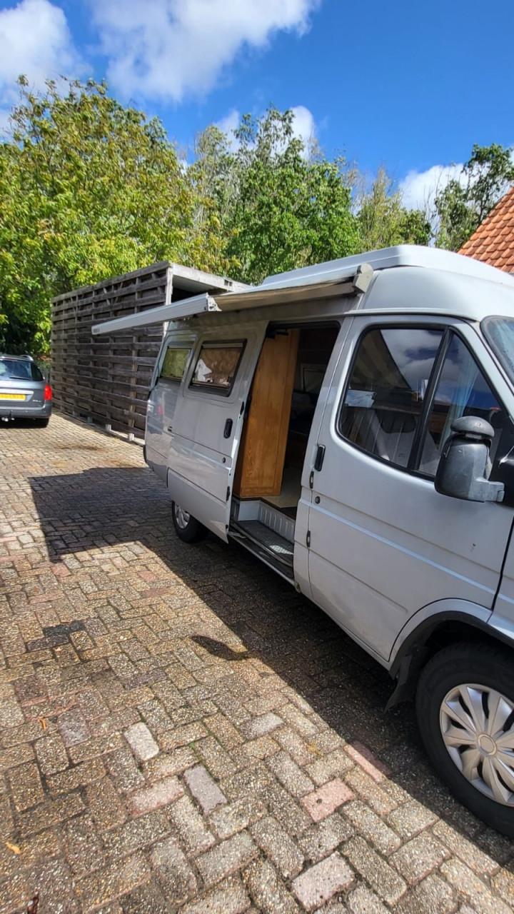Compacte ford transit camper bus