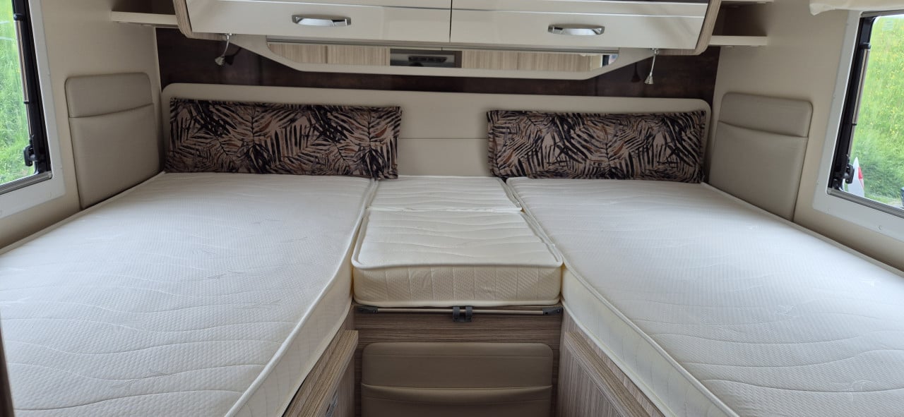 Luxe, jonge 4-persooncampers te huur met automatische versnelling!