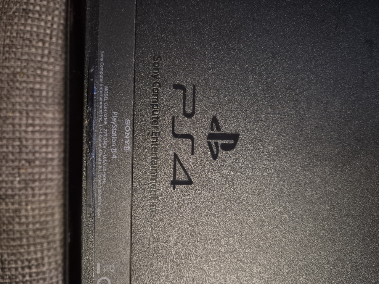 Ps4 500gb met 2 controllers en 2 spellen