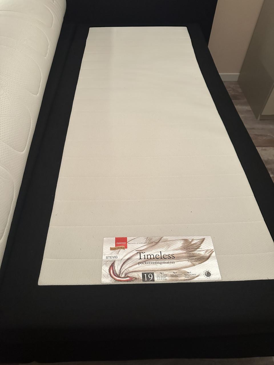 Boxspring zwart 180x200 met norma matrassen