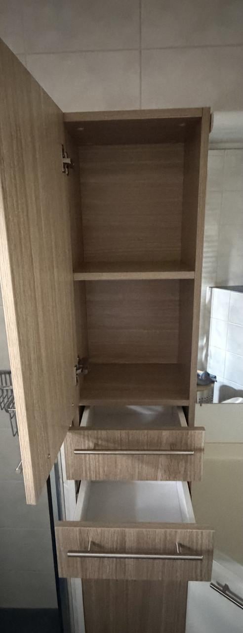 Hoge badkamerkast met lades en planken