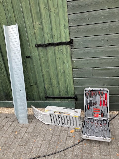 Oprijplaten en nieuwe gereedschapskoffer Crown