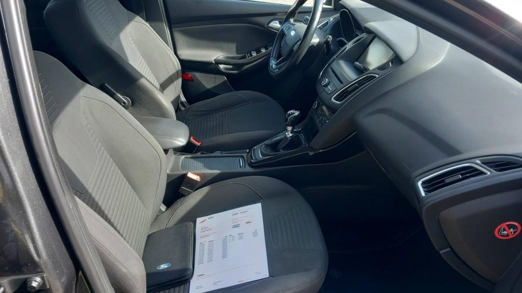 Ford FOCUS 1.0 Titanium Edition 5deurs bj:2015 airco navigatie lm-velgen