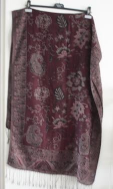 Paarse sjaal met patroon