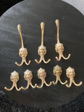 8 kapstok haken “Leeuwenkop”.