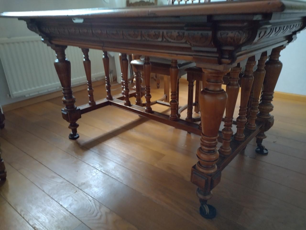 Antieke eethoek met zes stoelen