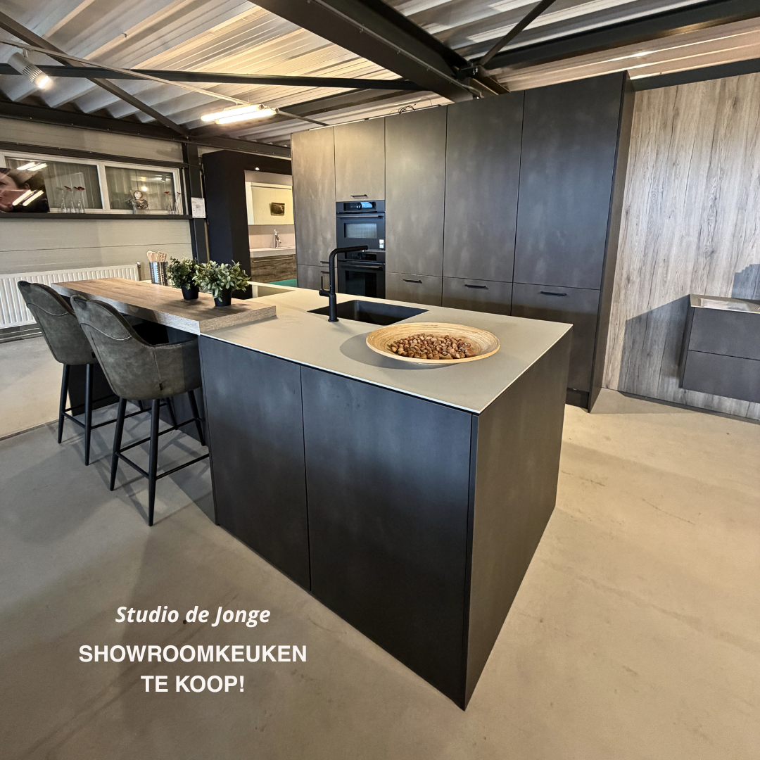 Prachtige moderne showroomkeuken met BOSCH en AEG apparatuur