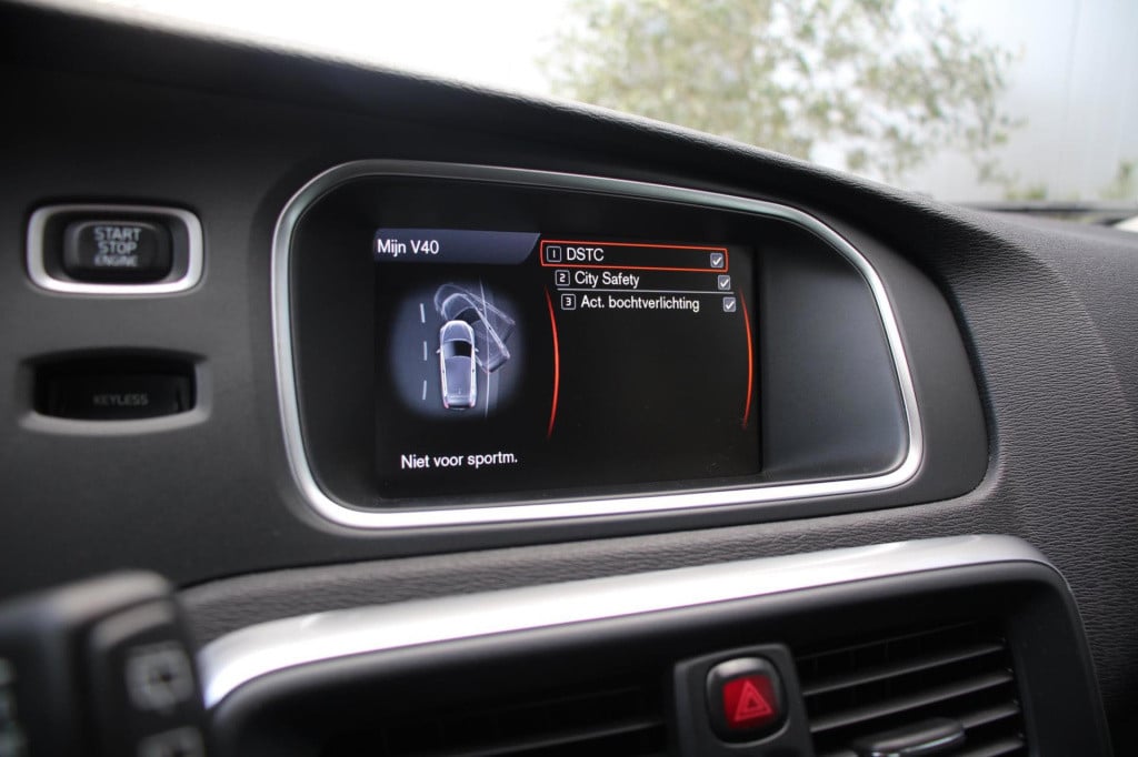 Volvo V40 1.6 t3 momentum -xenon - trekhaak - navi - achteruitrij camera - 