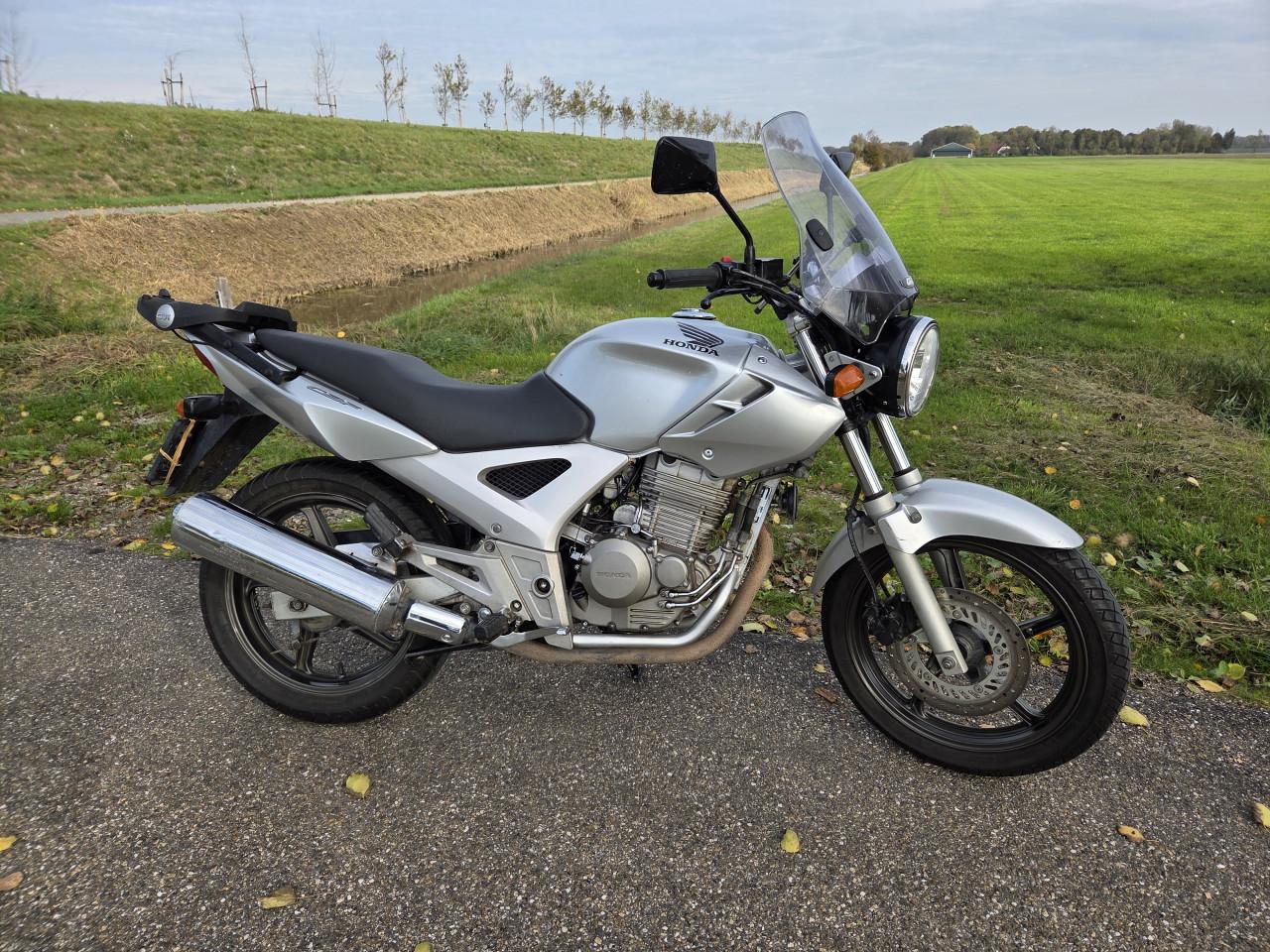 Honda CBF250 2007 met topkoffer en windscherm