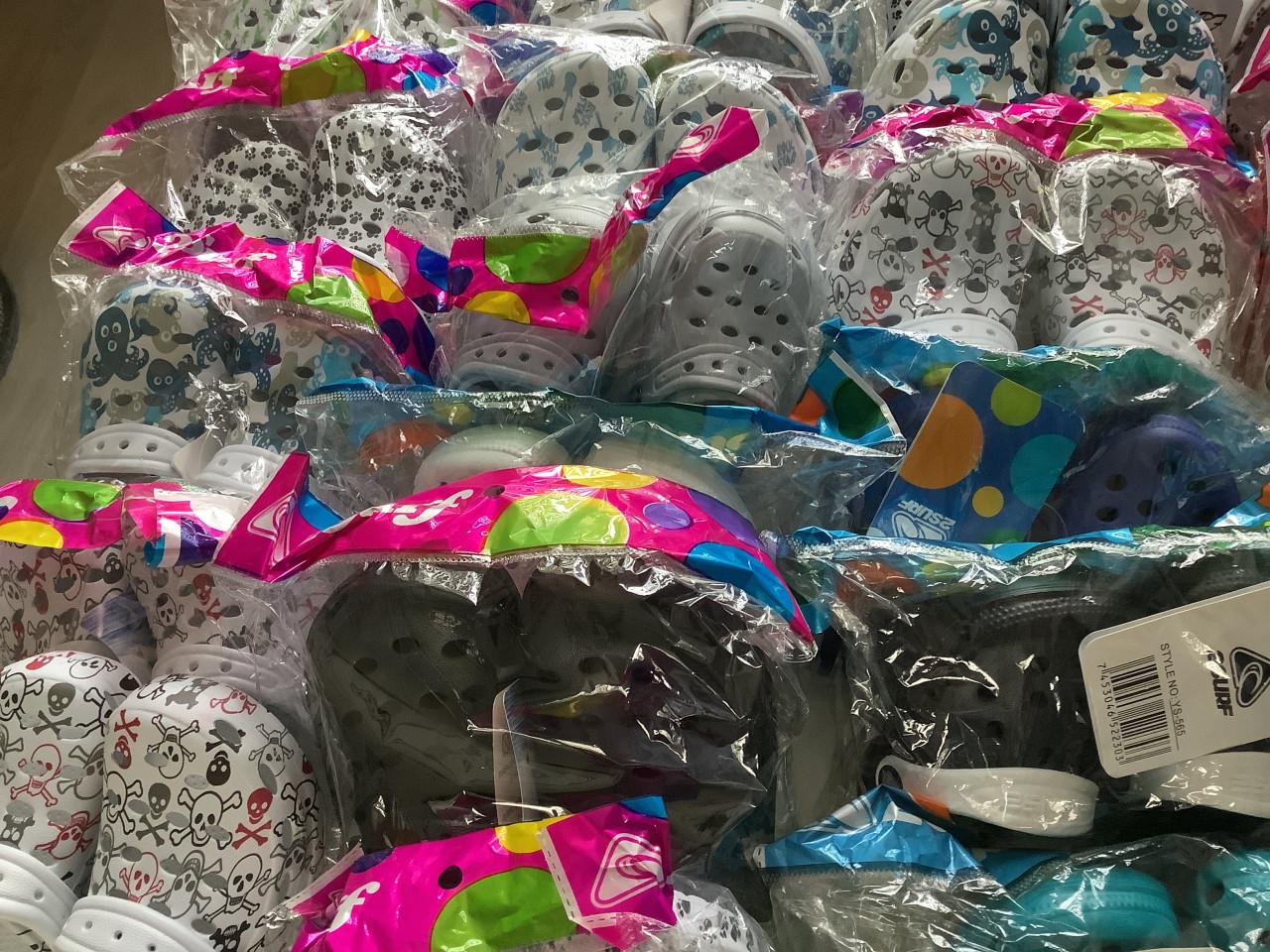 Partij leuke kinder klompen. ( partij 66)