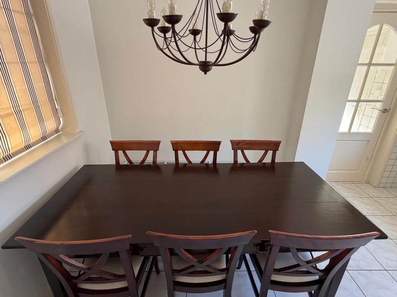 Tafel en zes stoelen donker massief kersenhout