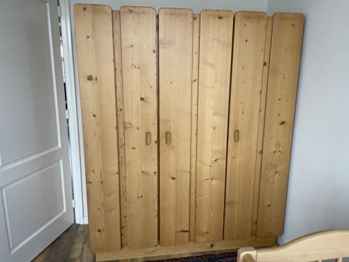 Grenen kast 180 cm hoog x150 cm breed x 60 cm diep